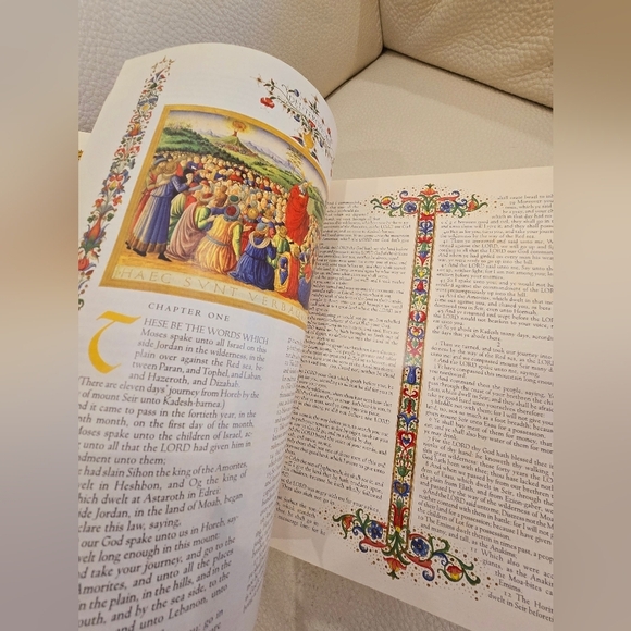 The Holy Bible Book Illuminated Family Edition Illustrated 2000 By Lionheart - Picture 9 of 9